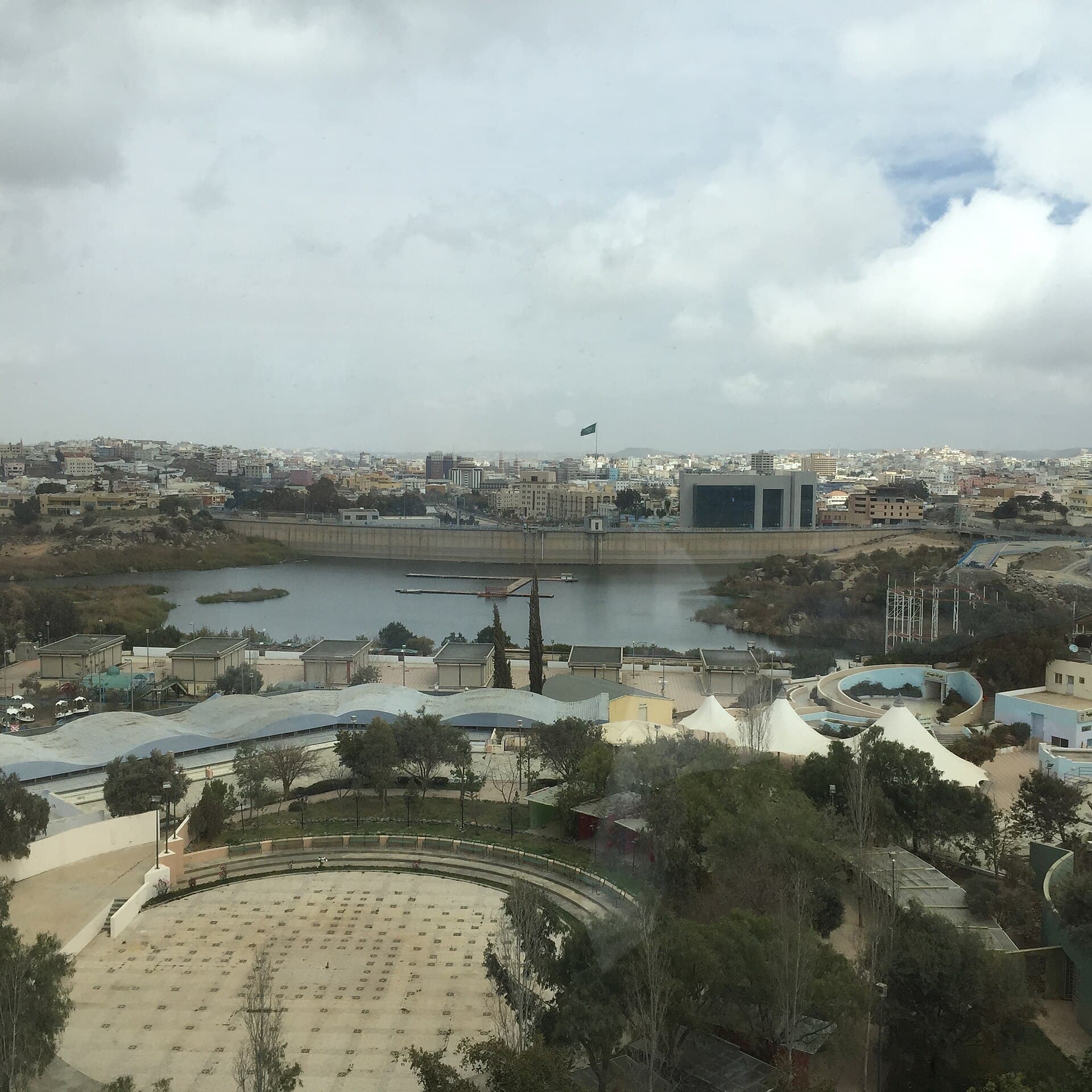 بحيرة سد أبها بين مباني المدينة