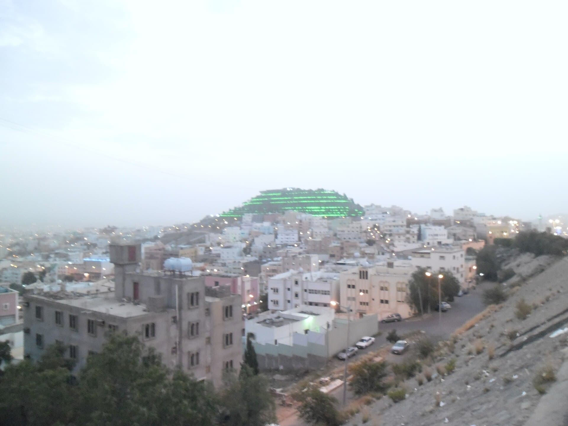 الجبل الأخضر يعلو أحياء أبها